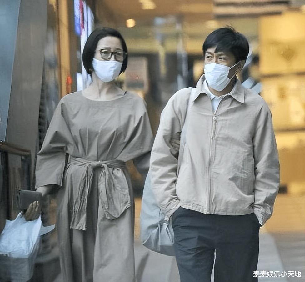 50岁宫泽理惠近照曝光，优雅气质不变，和老公森田刚牵手很恩爱