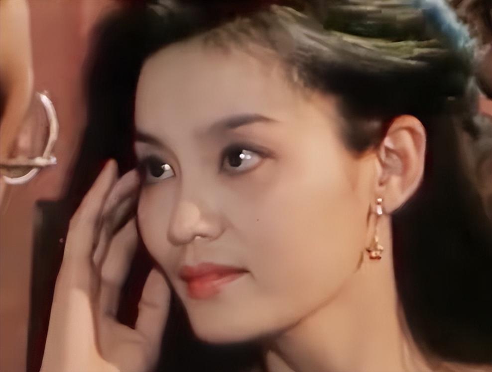 年轻时温柔,到中年却越长越凶,这6位明星天生一副不好惹的脸