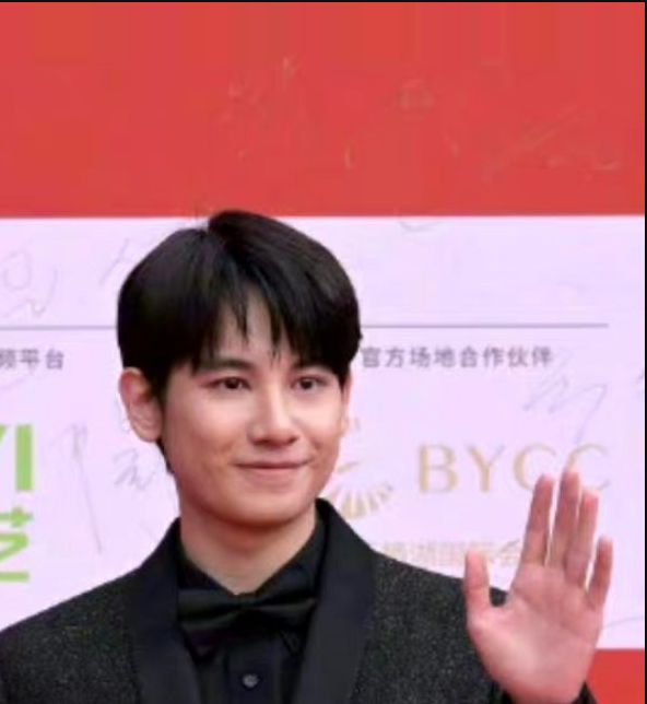 胡先煦|胡先煦发腮登上热搜，面部浮肿被指像40岁，本人回应：再也不吃了