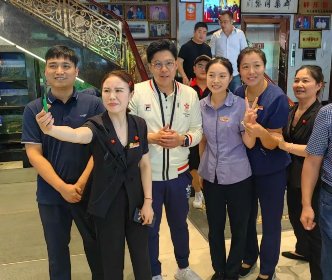 44岁霍启刚在杭州饭店用餐！一行4人9个菜花了567元，临走又打包5个菜