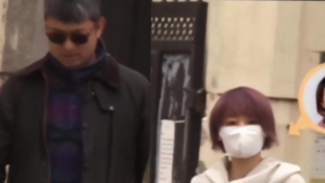 马伊琍|马伊琍被曝新恋情，男方高大壮硕头发花白，浪漫送花遛狗同回小区