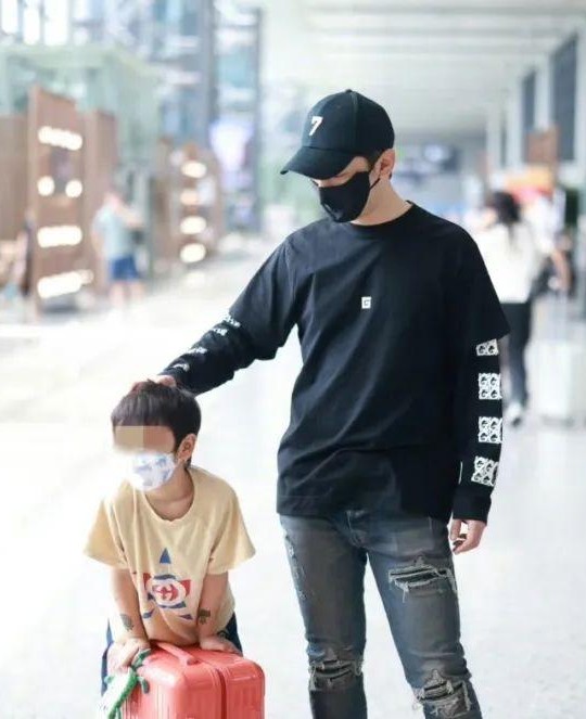 34岁杨颖带娃现身机场！被拍后表情惊恐，身材抢眼皮肤白皙显年轻