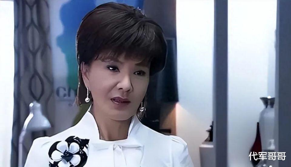 她惨遭双性恋歌手骗婚,二婚嫁小25岁丈夫,66岁丧子,如今怎样了?