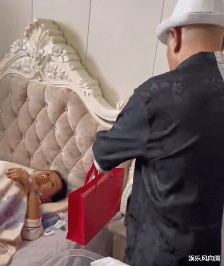 演员“赵四”升级当爷爷，拎10万现金奖励儿媳，祖孙三代首次同框