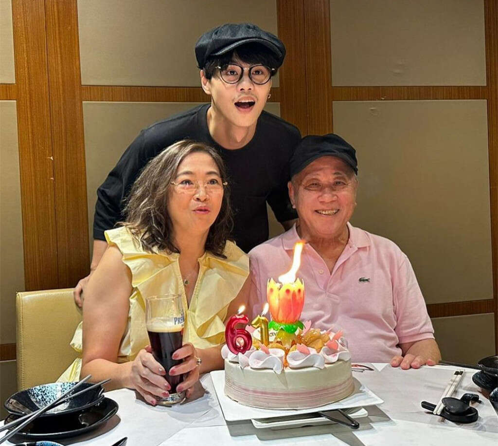 姜涛|77岁港星黄成志老到认不出!面容憔悴老态龙钟,一家三口幸福温馨