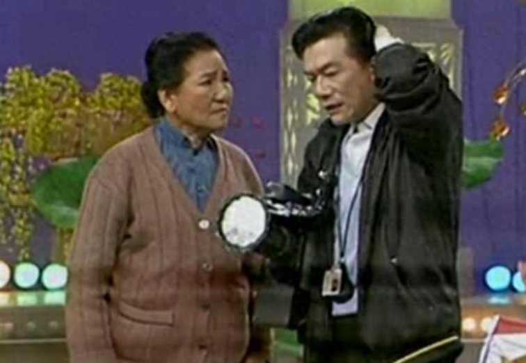 一句台词识破潜伏间谍，赵丽蓉去世23年后，多家官媒仍发文缅怀