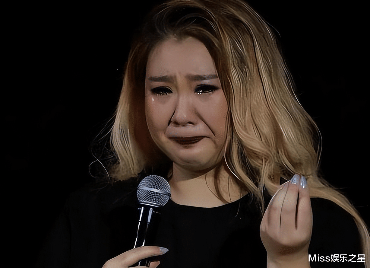 郑欣宜复工再次落泪，强装开心随时在崩溃边缘，网友：没战胜抑郁