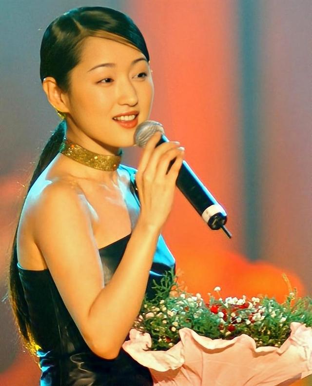 张颂文|52岁杨钰莹怀孕了?穿紧身长裙,肚子又圆又鼓,前男友已结婚生子