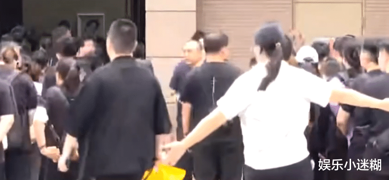 李玟大殓出殡！扶灵画面曝光、二姐哭到呕吐，粉丝持香等候火化