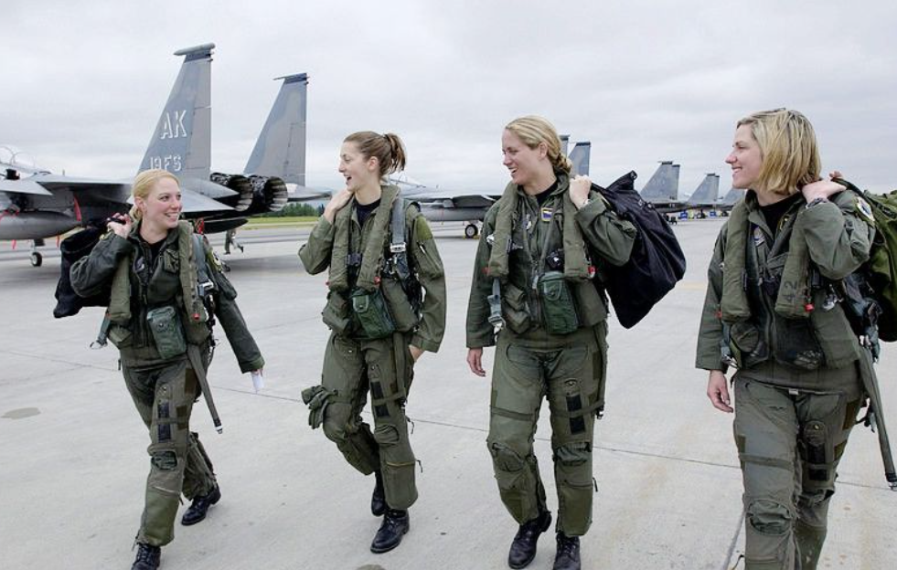 美军战机女飞行员金贝丽,退伍来中国求职养家,如今怎样了?