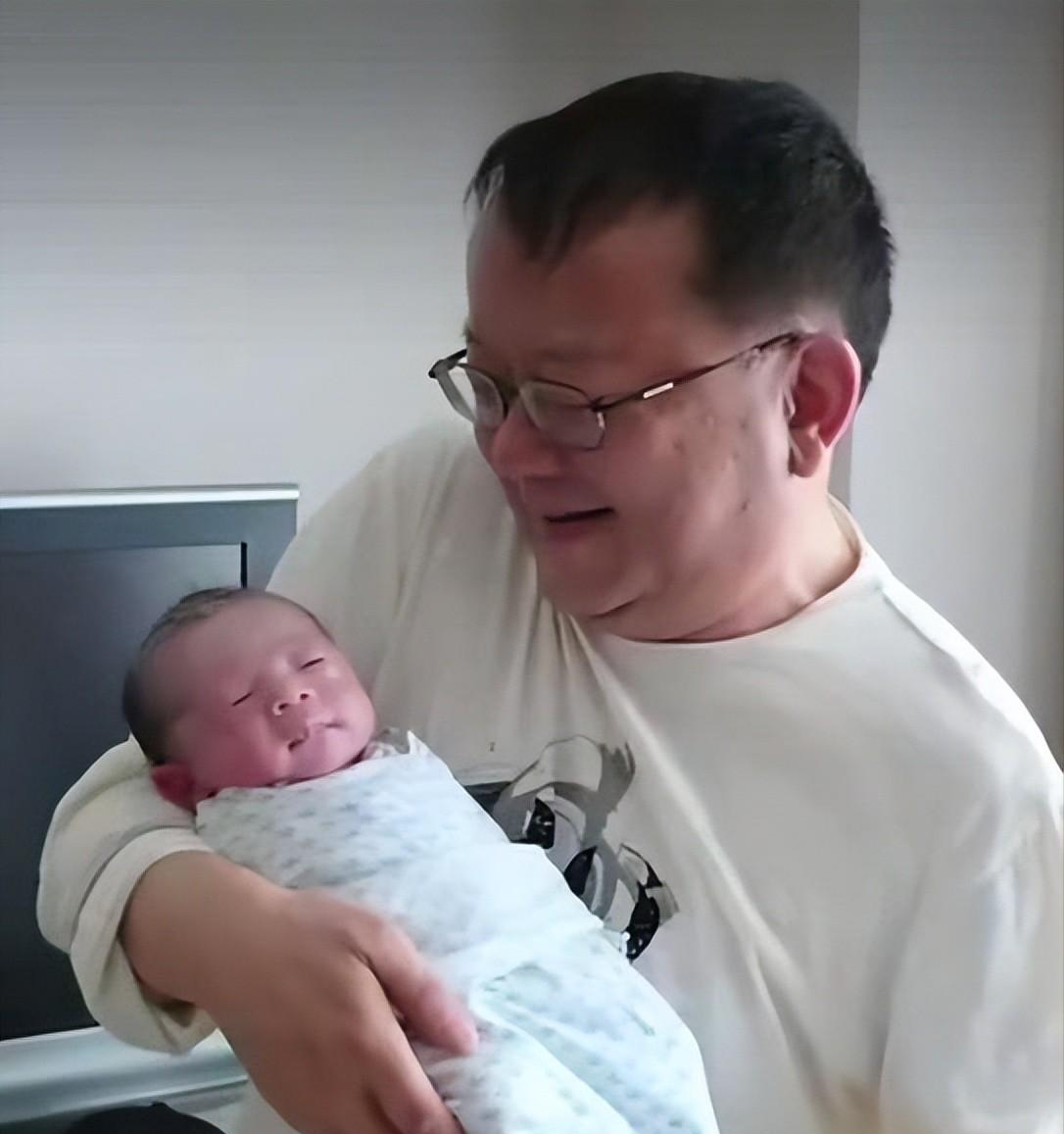 晚年有了儿子的王刚本以为可以安度晚年，但如今的情况却让人感叹