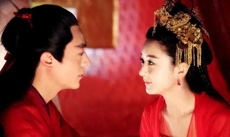 赵丽颖在微博上回应近期被质疑花旦演青衣戏份的风波,引发了广泛讨论