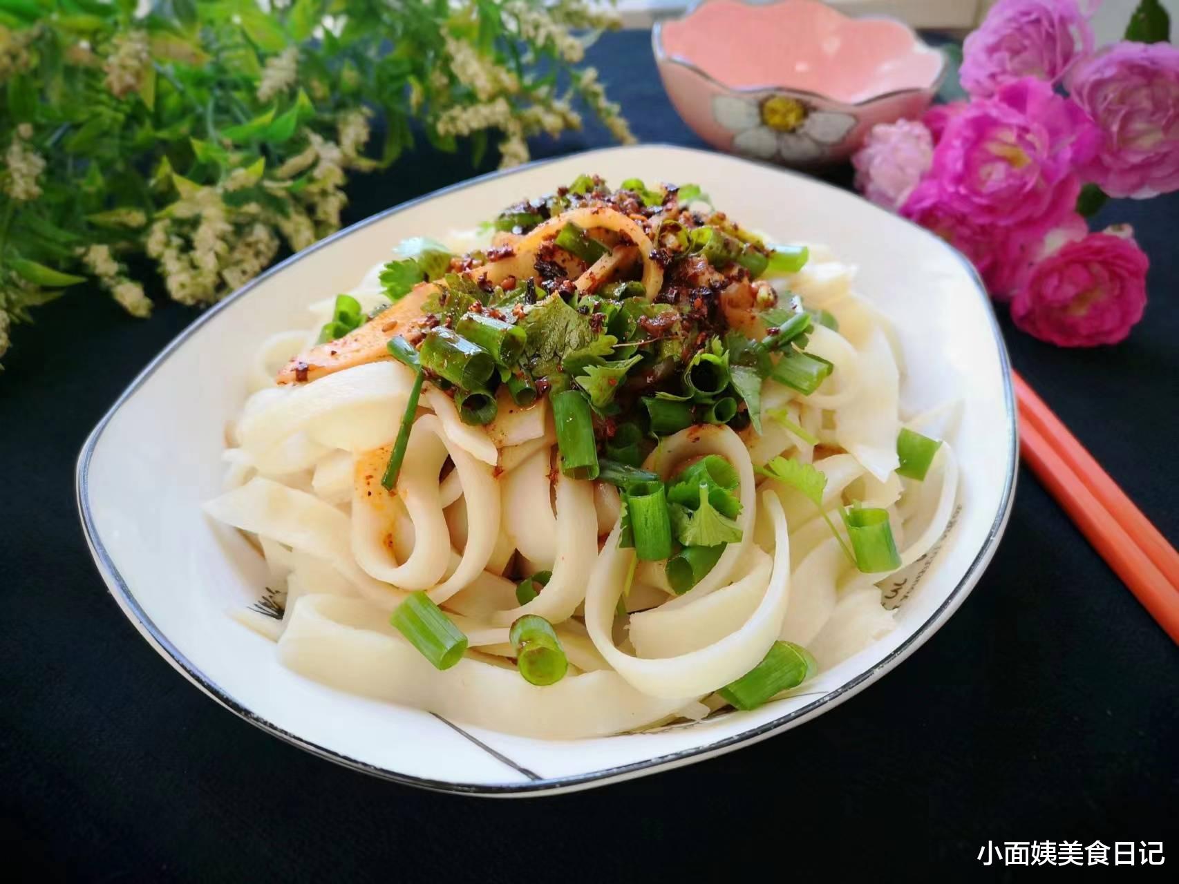 凉皮|一碗面粉倒开水里,做出来纯手工烫面凉皮,省时省力,劲道爽滑