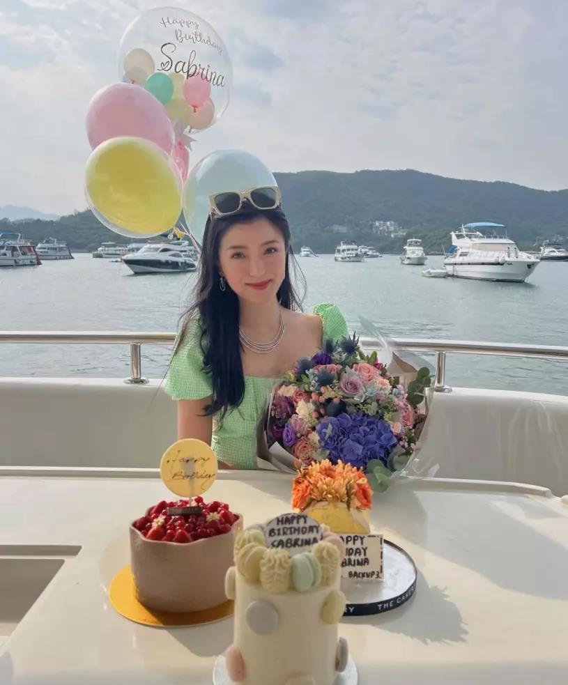 她是香港中环四美，嫁帅气钢琴家却出轨闺蜜老公，今生活依旧精彩！