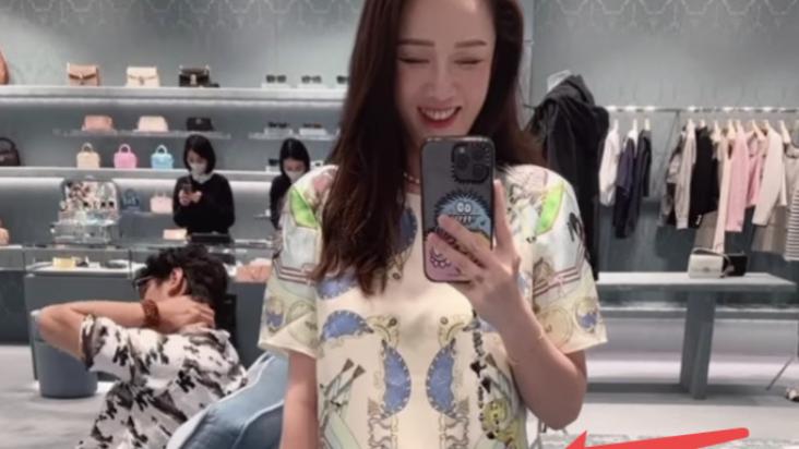 陈乔恩|怀了？陈乔恩肚凸孕味足，购买奢侈品累坏老公，上个月还喝酒吸烟