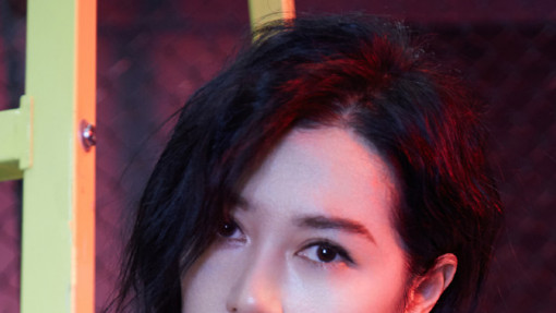 她曾把黄渤吻到害羞，与导演同居12年遭抛弃，今47岁身价高达40亿