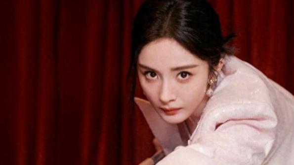 杨幂摇身一变成为九球女王，火辣性感身材，犀利目光，气场逼人