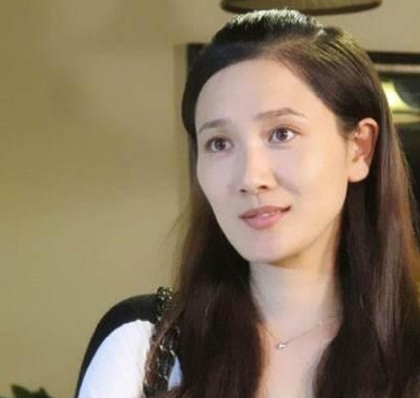 离婚后只字不提前夫侯勇，与女儿相依为命，如今45岁如冻龄少女