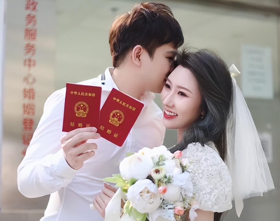 舅舅是陈佩斯，外公是影帝，爸爸是国家一级演员，自己却当网红