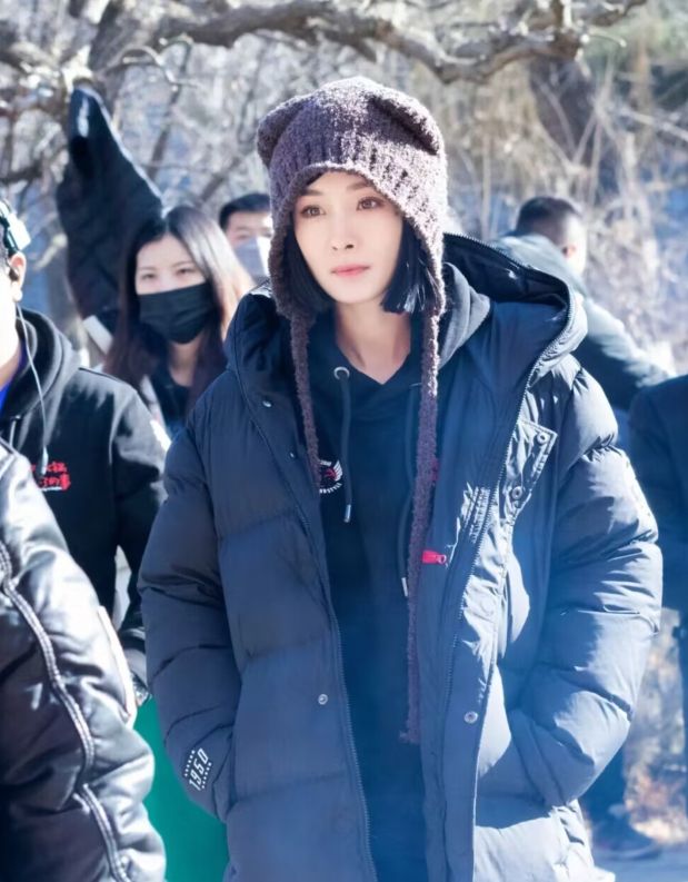 杨幂|杨幂新电影开机，穿北电羽绒服低调现身，笑容僵硬山根显粗