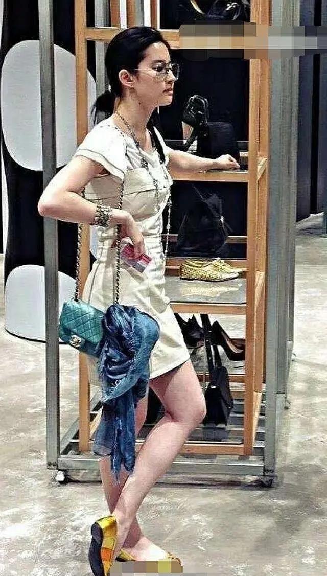 刘亦菲早年跟小姨合影,小姨比妈妈还漂亮,而且全是纯天然