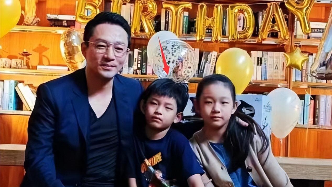 汪小菲|汪小菲与儿女合影照惹争议：两个孩子都没有笑容，很压抑的样子