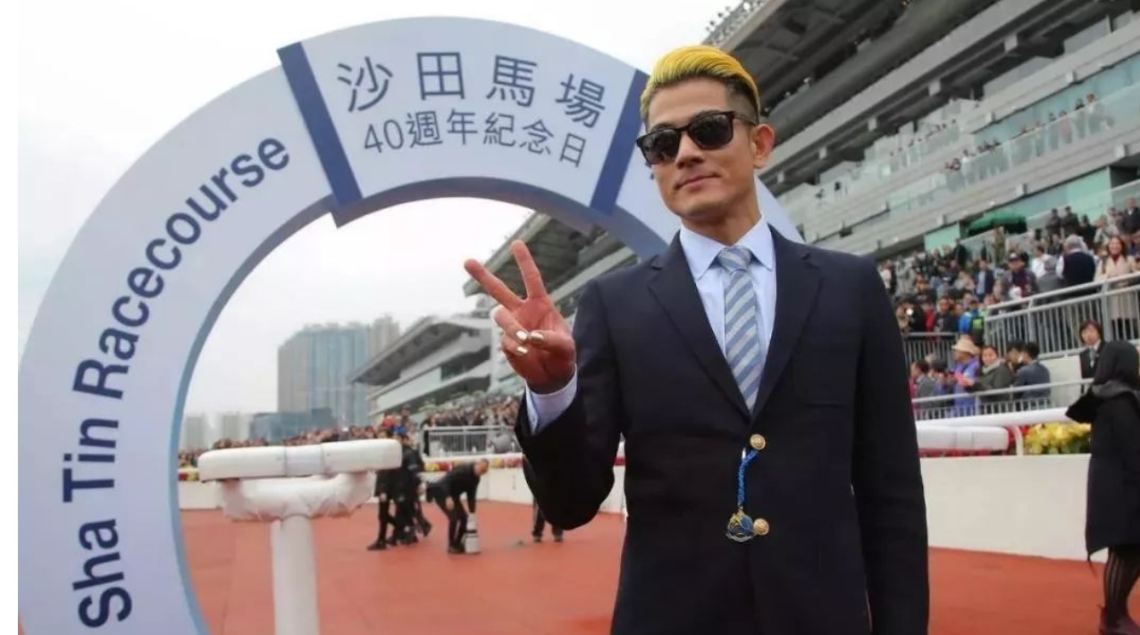 59岁郭富城带妻女现身马场!两个女儿乖巧可爱,一起为爱驹加油