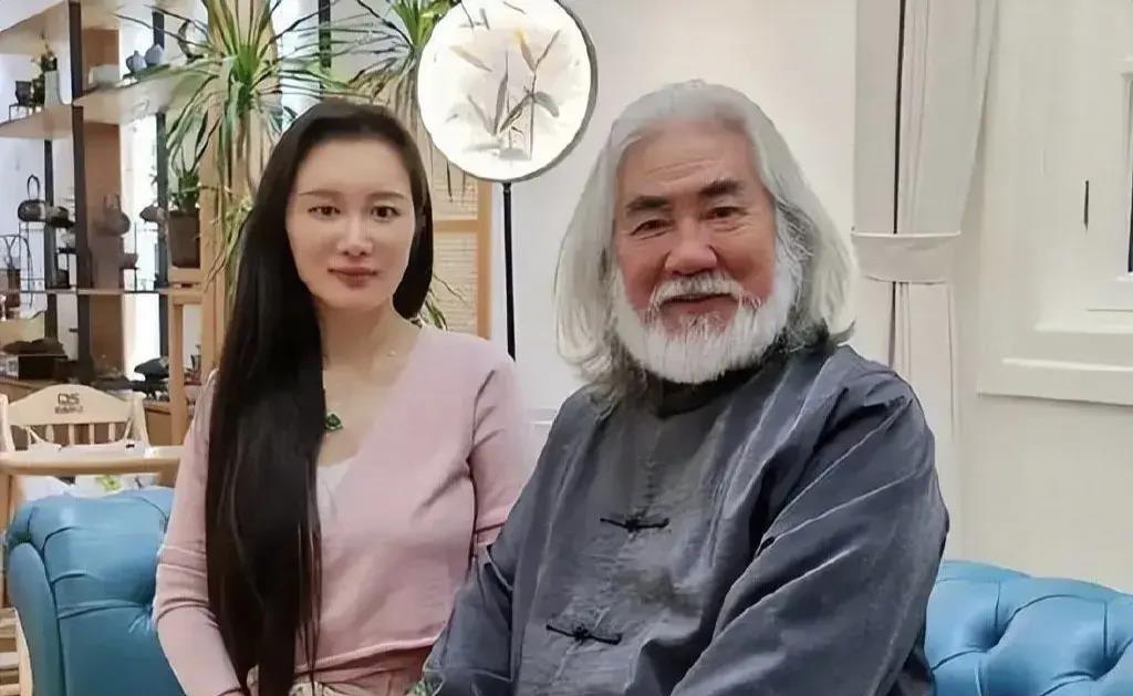 曝72岁张纪中与娇妻拍情侣写真，拍照姿势亲密大胆，引发网友热议