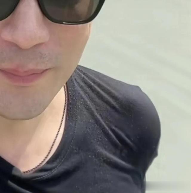 汪小菲竟然穿起毛球T恤,陪一双儿女在东京迪斯尼乐园游玩