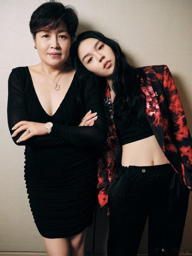 李咏逝世近5年,女儿法图麦穿了其8年前的衣服,妻子哈文回应:一家人在一起