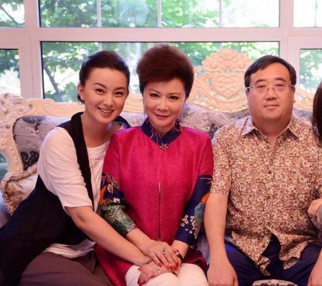 原来他就是蔡明儿子!隐瞒37年不公开,是蔡明的骄傲更是最大心病