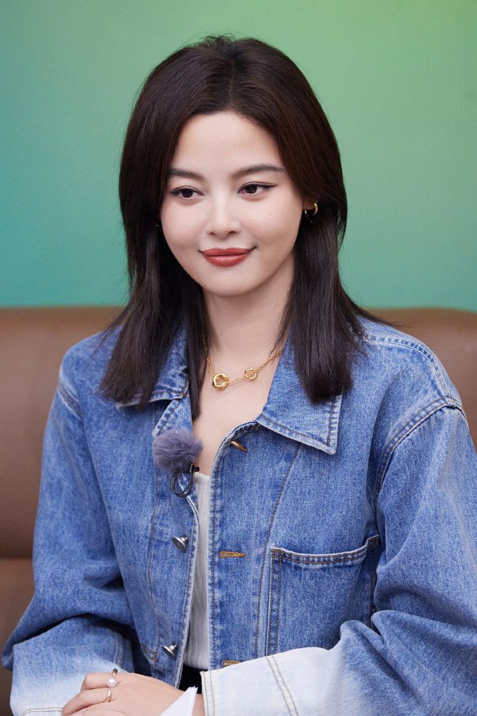 辛芷蕾在《花少》传播容貌焦虑，对自己评头论足，眼神充满厌恶