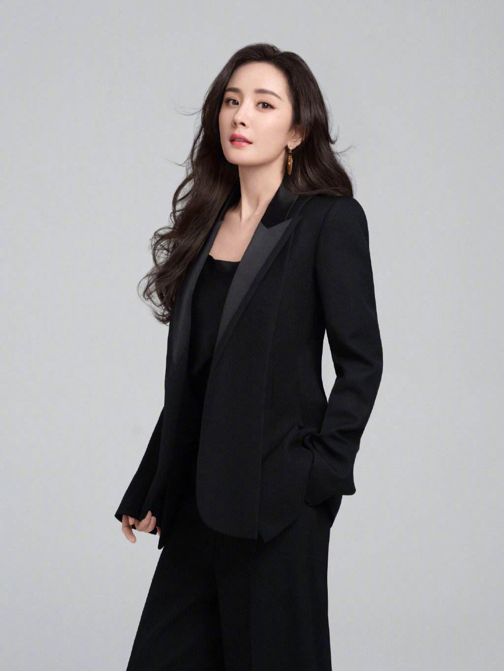 杨幂|36岁杨幂工作太努力!满腿斑点略显憔悴,单飞后个人状态大不如前