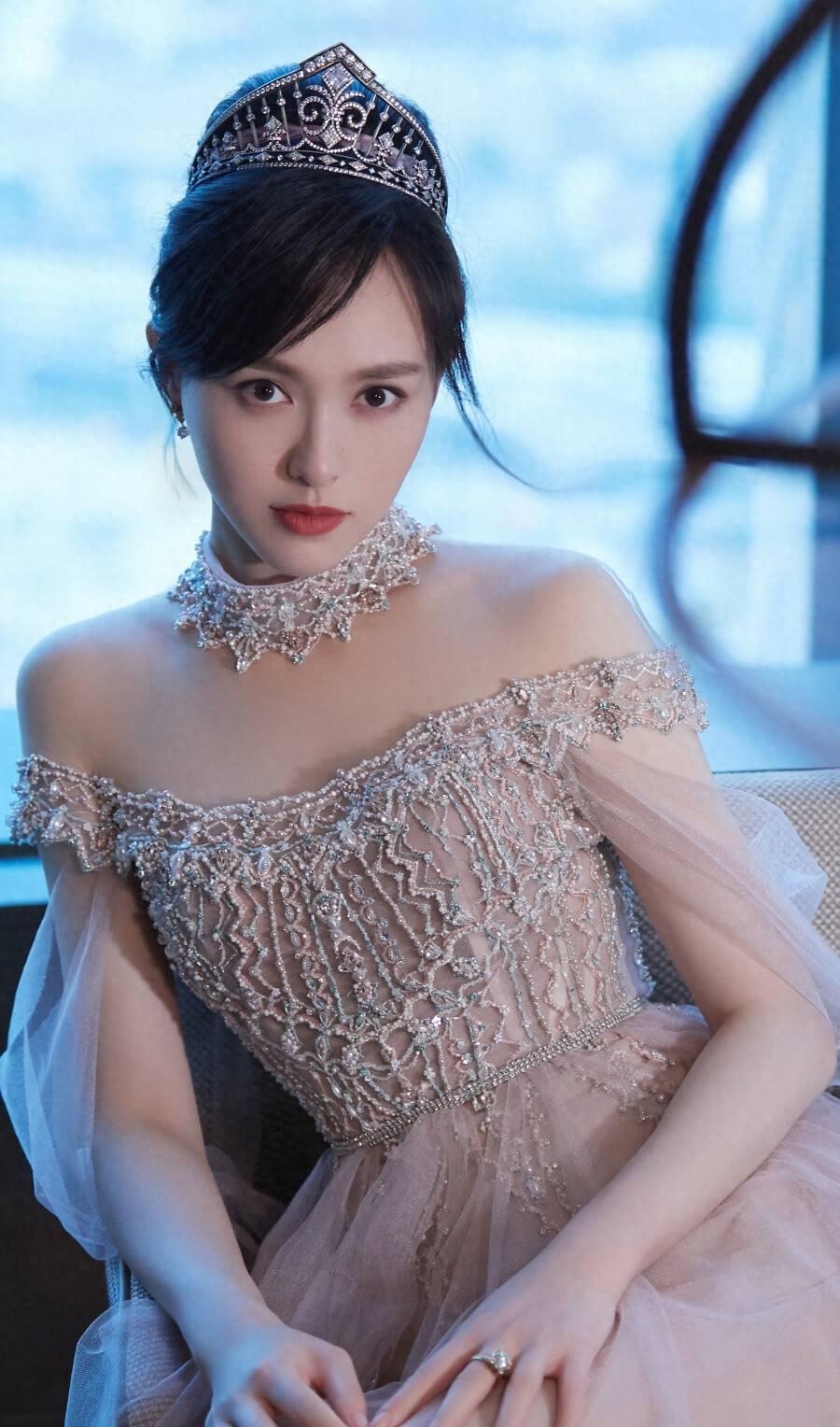 唐嫣也故意称王晶为"王爸爸",两人关系日益亲密.