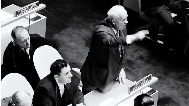 |赫鲁晓夫点名要见玛丽莲梦露,事前梦露交代:我要穿最紧身的礼服