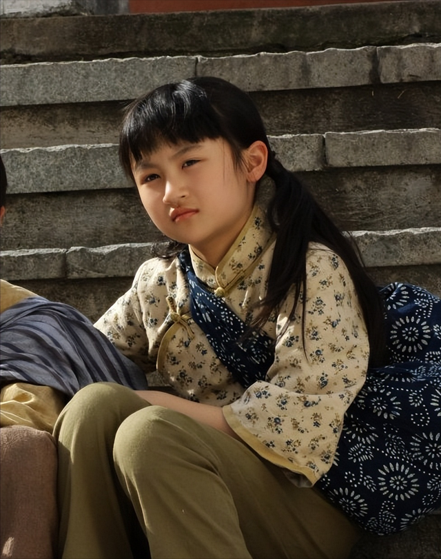 她6岁被成龙抱着上春晚，却因《花千骨》被骂退圈，如今怎样了