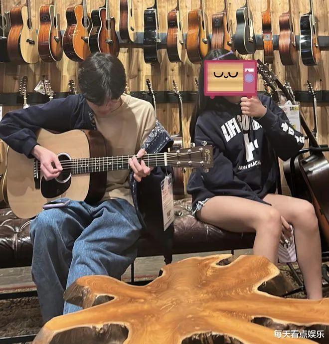 张智霖陪儿子美国度假!身高惊人超1米8,女友疑陪同,大长腿吸睛