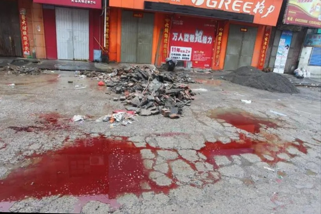 突发!光头男因为赊账不成,发疯砍伤老板娘及路人,致两死一重伤