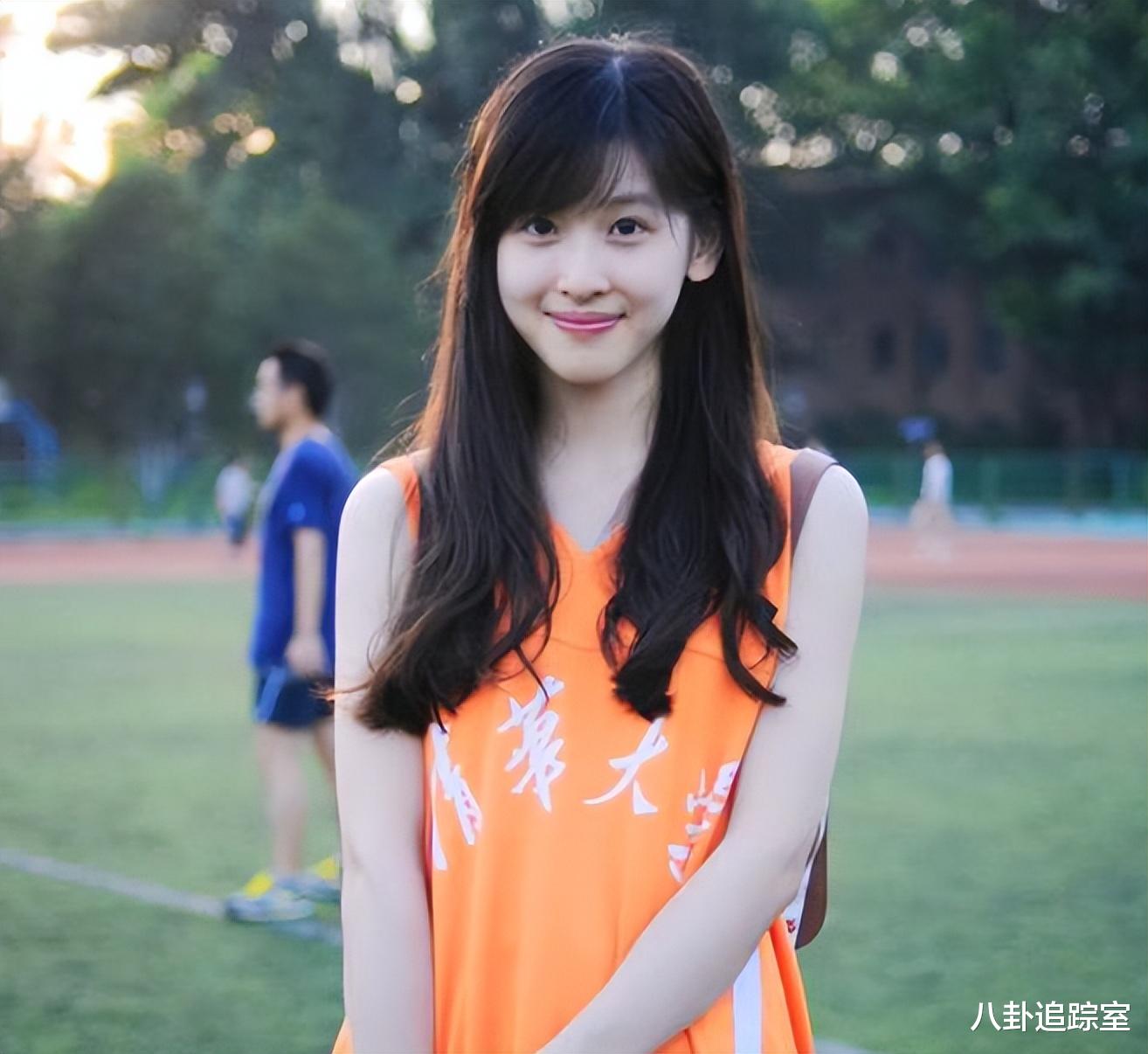 29岁章泽天生图曝光,皮肤暗黄双侧苹果肌饱满,身材发福似大妈