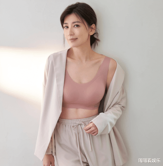 贾静雯晒全家福!皮肤白皙紧致无皱纹,俩女儿颜值暴跌似非洲娃