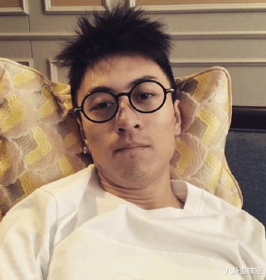 秦奋|秦奋香港内宅曝光,俯瞰维多利亚港总价1亿,与好友聊天表情冷漠