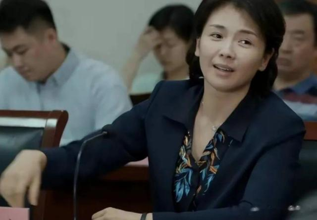 都是演精英,秦岚刘涛对比袁泉,自然脸“医美”脸,差距一目了然