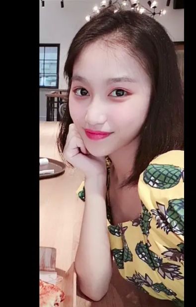 网红为了流量有多离谱?为带货生发产品额头长满头发,画面引争议