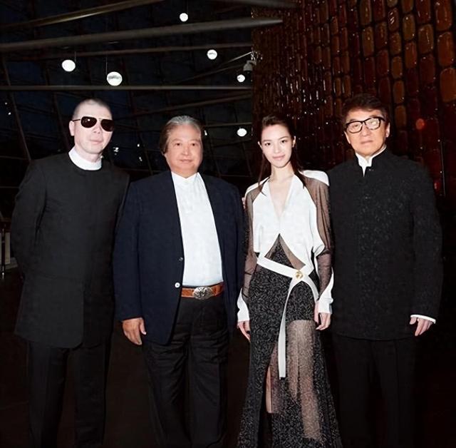 她被冯小刚捧红,成龙接着捧,接着推荐给洪金宝,被各大佬钟爱