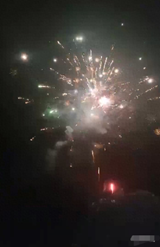 黄有龙父亲在老家去世，赵薇黄有龙均未现身！黄有龙犯了什么事？