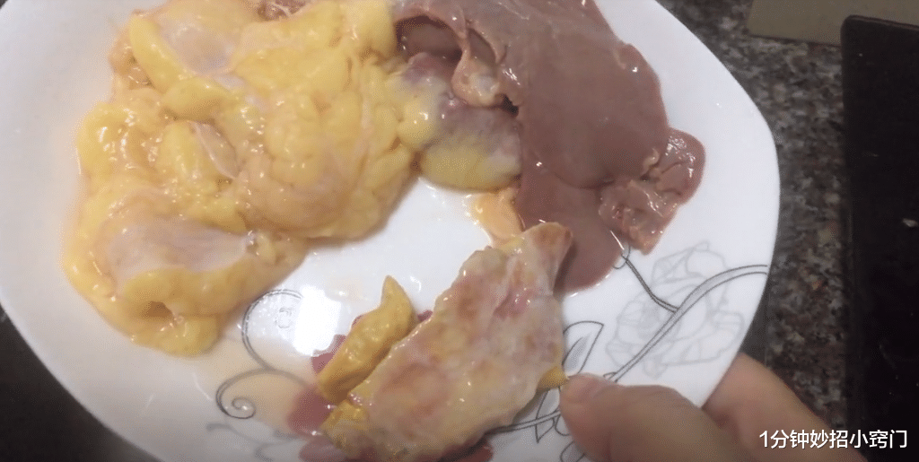 黄油|杀鸡时,鸡肚子里有一块“黄油”,吃掉还是直接扔掉?看完涨知识
