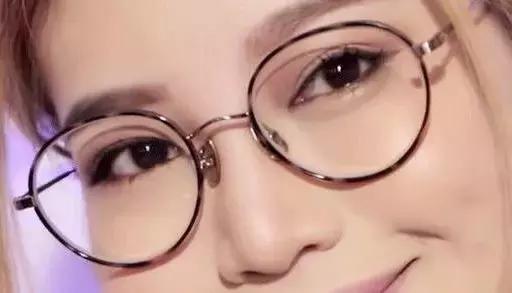 眼镜 戴眼镜的时候怎么打扮更加分？超详细的化妆+选款攻略