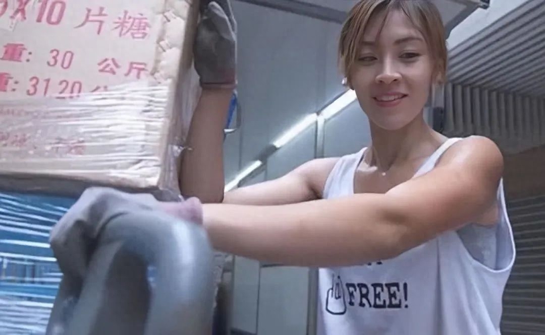 当年在节目上被富二代追走的“最美女搬运工”，现在过得如何呢？