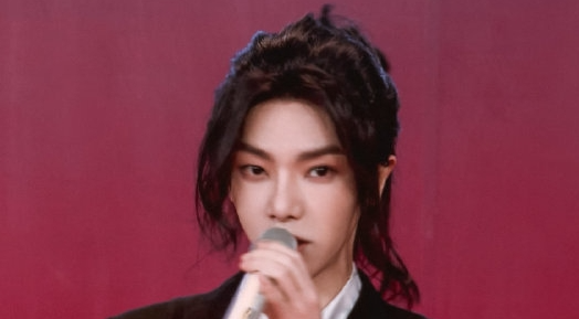 华晨宇变性了？看过他的最新营业照，网友：这是哪来的姑娘？