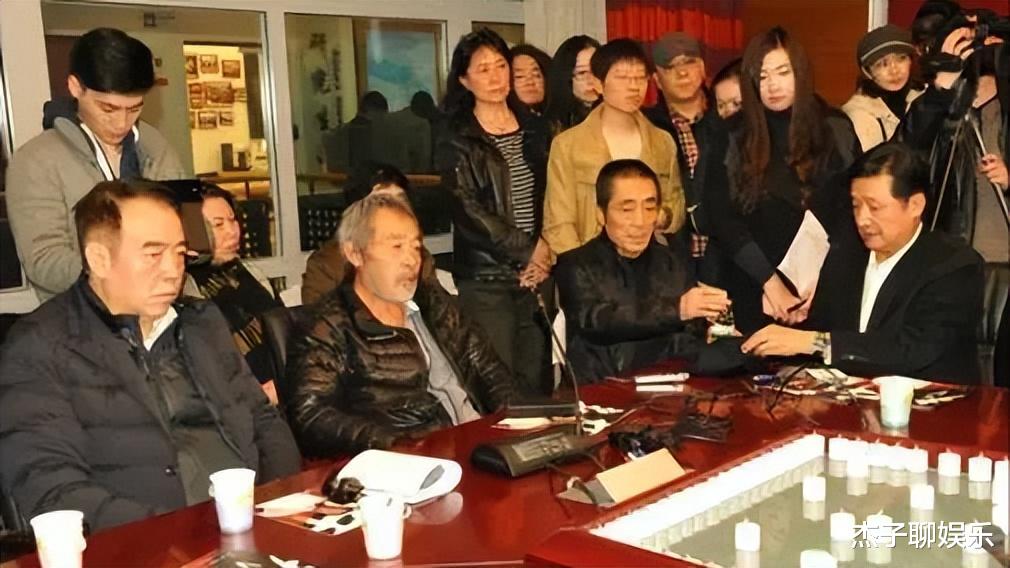 专挑年纪小的下手？这一次，57岁蒋雯丽“底裤”都被扒光了